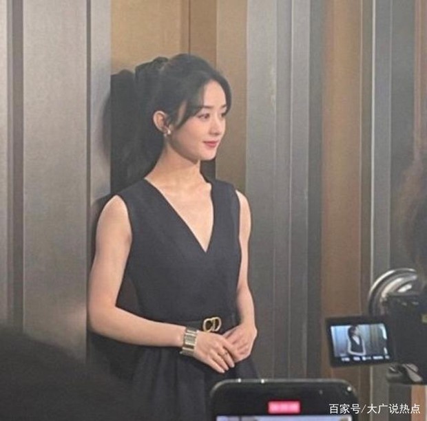 Camera thường tố khuyết điểm của Triệu Lệ Dĩnh: Bắp tay đối lập visual ngọt ngào, ảnh tập gym còn gây choáng hơn - Ảnh 2.