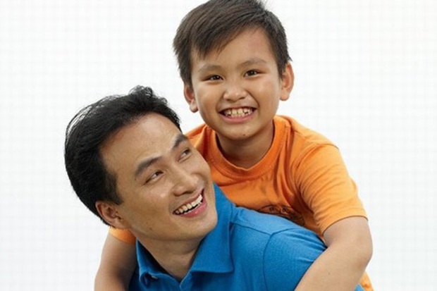 Con trai của Chi Bảo hồi nhỏ theo bố đi quay giờ lột xác như hot boy, tự đi du học - Ảnh 2. Con trai của Chi Bảo hồi nhỏ theo bố đi quay giờ lột xác như hot boy, tự đi du học - Ảnh 2.