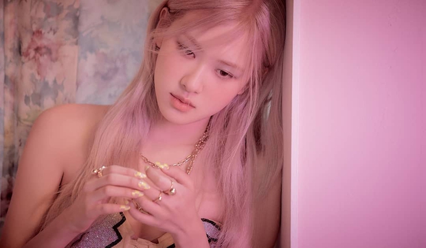 Visual Rosé (BLACKPINK) trong buổi họp báo ra mắt MV solo gây sốt: Trắng phát sáng, diện váy 80 triệu xinh điên đảo hút hồn - Ảnh 8.