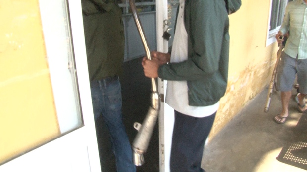 Xử phạt hàng trăm quái xế từ 14 đến 18 tuổi độ xe tụ tập lạng lách, đánh võng - Ảnh 3.