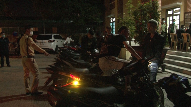 Xử phạt hàng trăm quái xế từ 14 đến 18 tuổi độ xe tụ tập lạng lách, đánh võng - Ảnh 1.