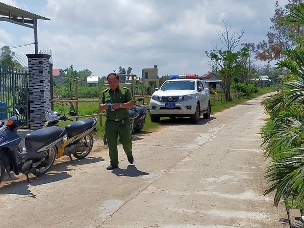 Truy tìm 2 kẻ lạ mặt đột nhập trói nữ chủ nhà để cướp tiền - Ảnh 1.