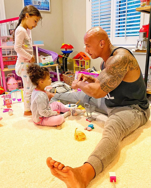 The Rock khủng bố nhất Hollywood hoá bố bỉm bánh bèo: Làm nail, tóc free, o ép body lực lưỡng để ngồi thưởng trà với con gái - Ảnh 14.