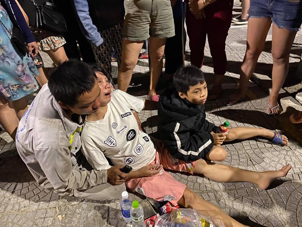 Pregnant mother cries bitterly on the beach where her 7-year-old son drowned - Photo 3.