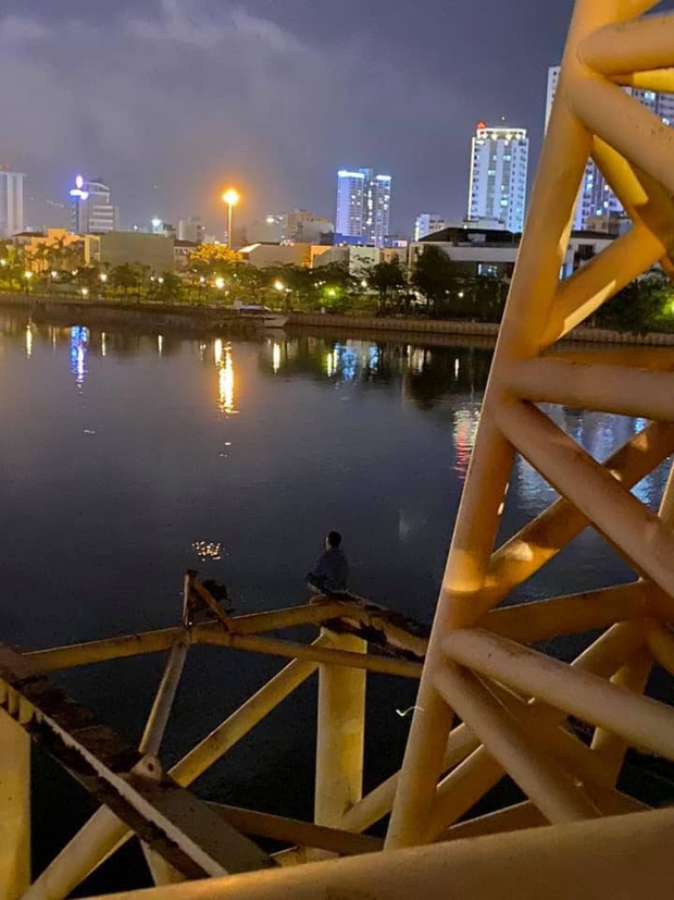Thuyết phục kịp thời thanh niên ngồi vắt vẻo trên trụ cầu, có ý định tự tử - Ảnh 1.