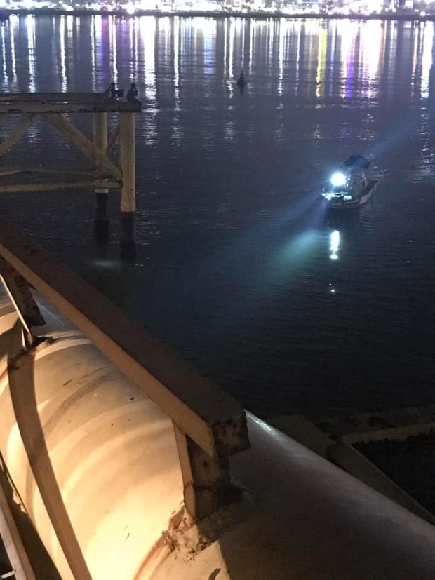 Thuyết phục kịp thời thanh niên ngồi vắt vẻo trên trụ cầu, có ý định tự tử - Ảnh 2.