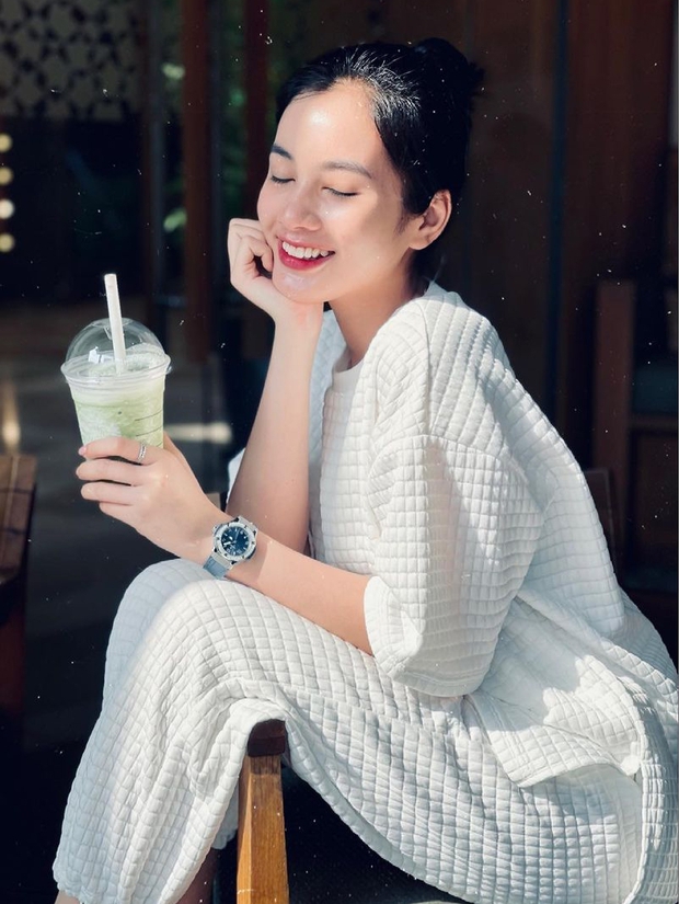 Gái xinh 2k2 An Giang đổi đời sau cuộc thi Hoa hậu Việt Nam, nhìn chiếc đồng hồ cương lấp lánh là biết! - Ảnh 2. Gái xinh 2k2 An Giang đổi đời sau cuộc thi Hoa hậu Việt Nam, nhìn chiếc đồng hồ cương lấp lánh là biết! - Ảnh 2.