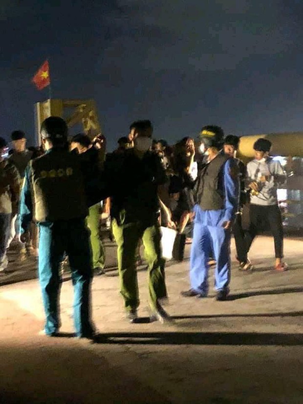 Thuyết phục kịp thời thanh niên ngồi vắt vẻo trên trụ cầu, có ý định tự tử - Ảnh 3.