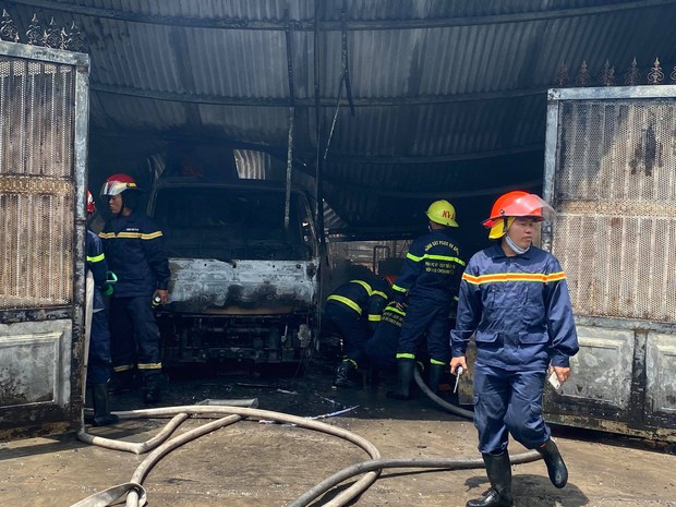 TP.HCM: Cháy nhà chứa thịt gia cầm đông lạnh giữa trưa nắng nóng, ô tô và xe máy bị thiêu rụi - Ảnh 2.