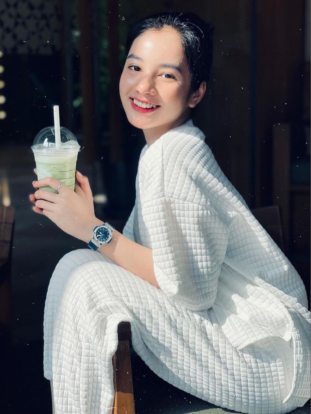 Gái xinh 2k2 An Giang đổi đời sau cuộc thi Hoa hậu Việt Nam, nhìn chiếc đồng hồ cương lấp lánh là biết! - Ảnh 3. Gái xinh 2k2 An Giang đổi đời sau cuộc thi Hoa hậu Việt Nam, nhìn chiếc đồng hồ cương lấp lánh là biết! - Ảnh 3.