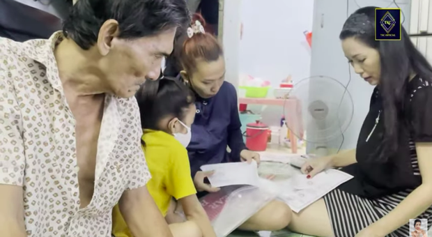 Vợ NS Thương Tín chuyển hồ sơ nhờ NS Trịnh Kim Chi đóng bảo hiểm cho con gái