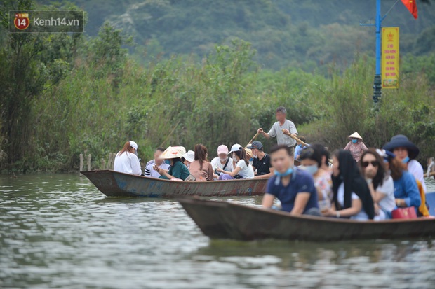 Ảnh: Du khách đi lễ chùa Hương ngang nhiên mở sới bạc trên thuyền - Ảnh 2.