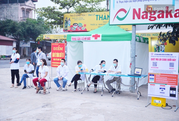 Hàng trăm người dân thực hiện khai báo y tế, chờ vào lễ Chùa Hương trong ngày đầu mở cửa trở lại - Ảnh 9.