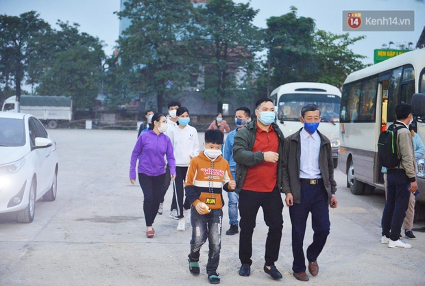 Hàng trăm người dân thực hiện khai báo y tế, chờ vào lễ Chùa Hương trong ngày đầu mở cửa trở lại - Ảnh 8.