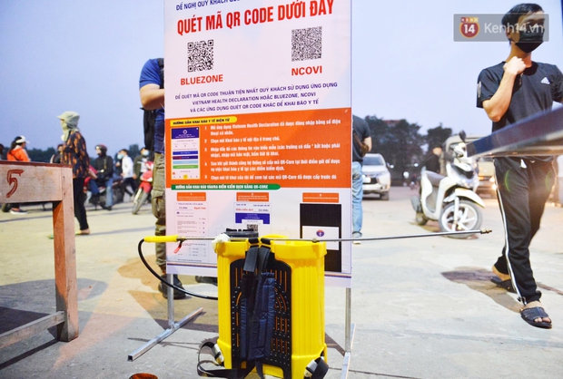 Hàng trăm người dân thực hiện khai báo y tế, chờ vào lễ Chùa Hương trong ngày đầu mở cửa trở lại - Ảnh 10.