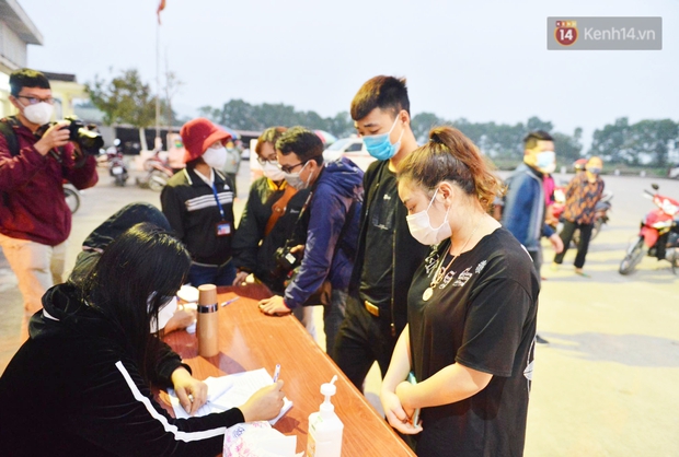 Hàng trăm người dân thực hiện khai báo y tế, chờ vào lễ Chùa Hương trong ngày đầu mở cửa trở lại - Ảnh 3.