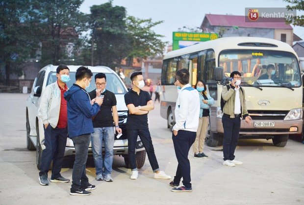 Hàng trăm người dân thực hiện khai báo y tế, chờ vào lễ Chùa Hương trong ngày đầu mở cửa trở lại - Ảnh 2.