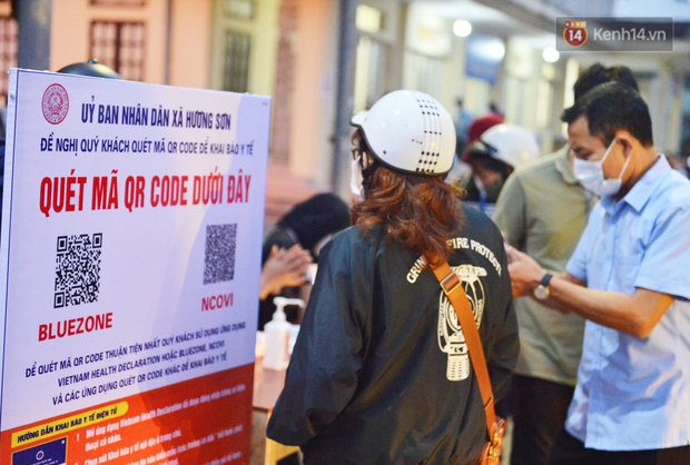 Hàng trăm người dân thực hiện khai báo y tế, chờ vào lễ Chùa Hương trong ngày đầu mở cửa trở lại - Ảnh 6.