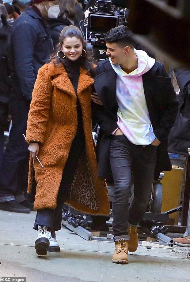 Sau 3 năm chia tay Justin Bieber, Selena Gomez hẹn hò bạn diễn cực phẩm? - Ảnh 5. Sau 3 năm chia tay Justin Bieber, Selena Gomez hẹn hò bạn diễn cực phẩm? - Ảnh 5.