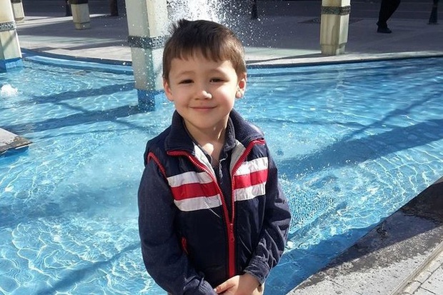 Lừa vợ ra ngoài mua sắm thỏa thích, gã đàn ông ở nhà giết chết con trai 10 tuổi, lời nói cuối cùng của nạn nhân trước khi qua đời gây xúc động - Ảnh 1.