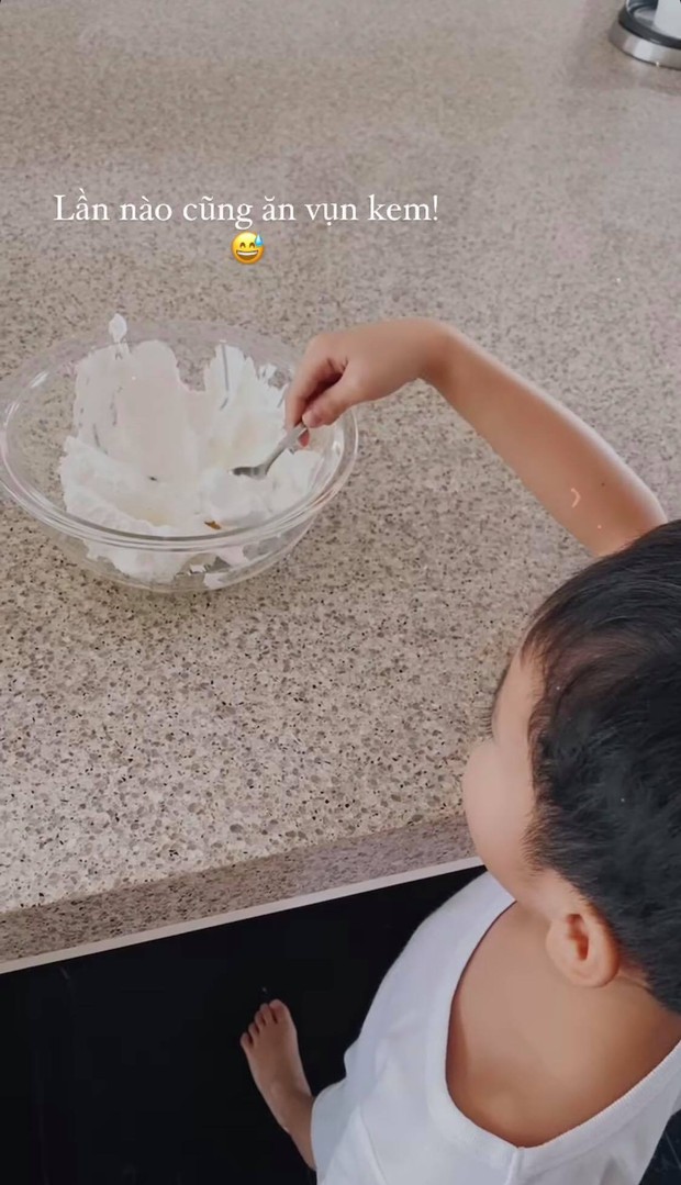 Hà Tăng vào bếp làm bánh sinh nhật cho con gái 4 tuổi, nhưng cậu quý tử lại chiếm spotlight với hành động cực đáng yêu - Ảnh 4. Hà Tăng vào bếp làm bánh sinh nhật cho con gái 4 tuổi, nhưng cậu quý tử lại chiếm spotlight với hành động cực đáng yêu - Ảnh 4.