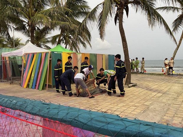 Pregnant mother cries bitterly on the beach where her 7-year-old son drowned - Photo 5.