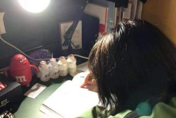 Xin nghỉ học từ 10h tối nhưng mẹ không cho, cô bé 11 tuổi đột tử trên bàn học: Mẹ ơi, con ngủ một lát rồi học tiếp - Ảnh 3.