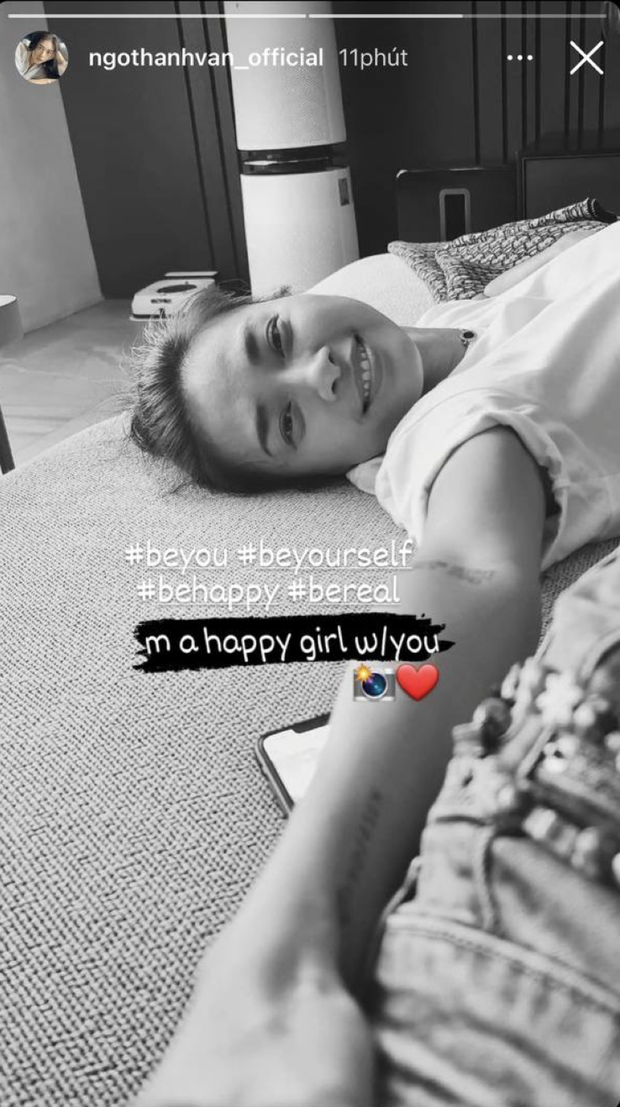 Sau loạt hint ở chung nhà, Ngô Thanh Vân tung luôn ảnh thả thính trên giường với Huy Trần? - Ảnh 2.