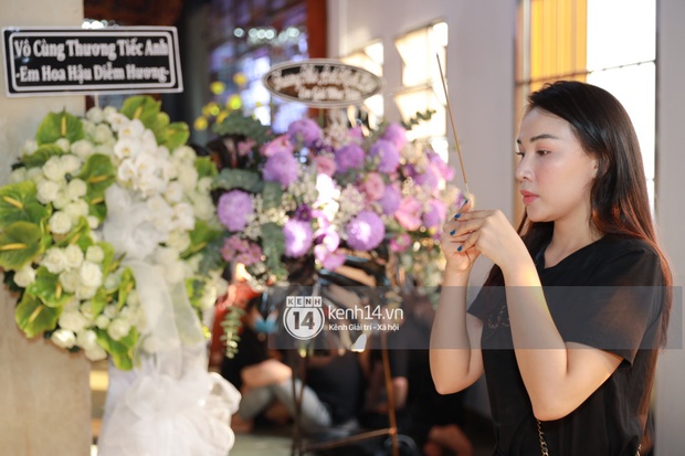 Dàn sao Vbiz tưởng niệm phù thuỷ make up Minh Lộc: Nhã Phương khóc nức nở, Minh Hằng - Lý Nhã Kỳ suy sụp tựa vào nhau - Ảnh 5.