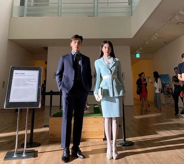 Mỹ nhân Kpop nhỏ xíu hoá chân dài đến nách, bí quyết “hack” từ 1m60 lên 1m80 đơn giản bất ngờ của cô nàng đang khuấy đảo MXH - Ảnh 2.