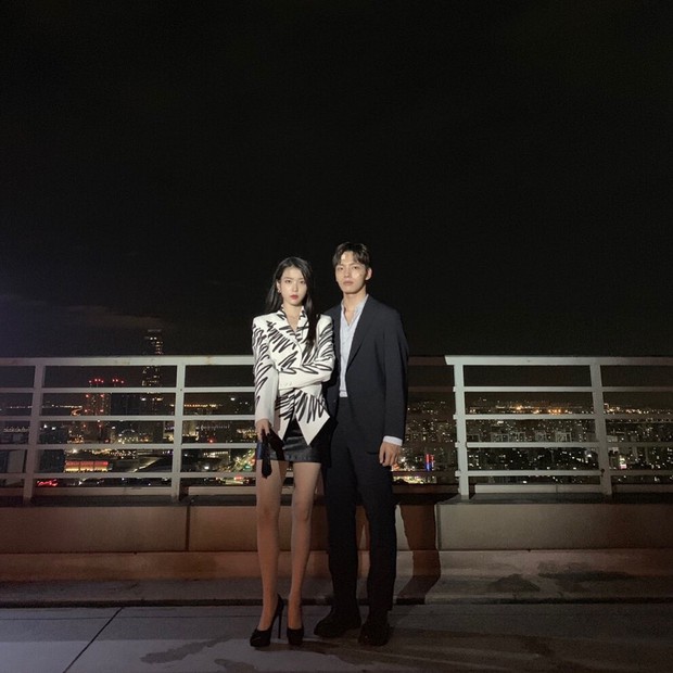 Mỹ nhân Kpop nhỏ xíu hoá chân dài đến nách, bí quyết “hack” từ 1m60 lên 1m80 đơn giản bất ngờ của cô nàng đang khuấy đảo MXH - Ảnh 3.