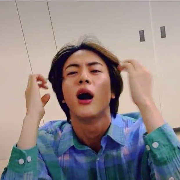 Jin (BTS) suýt lên cơn đau tim khi vừa tắm xong, lý do đưa ra khiến ai cũng choáng! - Ảnh 2. Jin (BTS) suýt lên cơn đau tim khi vừa tắm xong, lý do đưa ra khiến ai cũng choáng! - Ảnh 2.