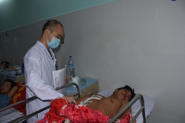 Lấy thành công con cá sống trong phế quản thanh niên 23 tuổi  - Ảnh 1.