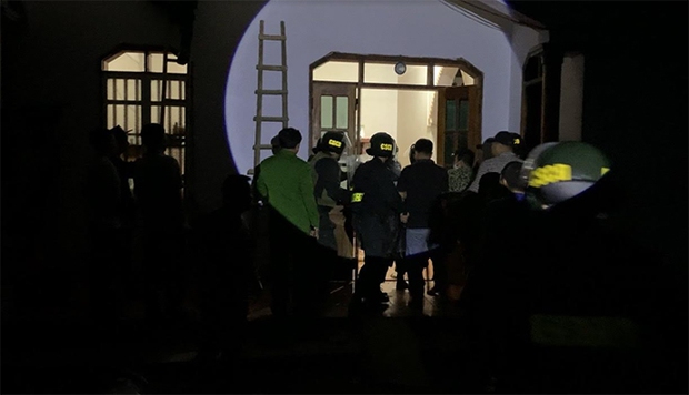 Giết bé gái 5 tuổi rồi cố thủ trong nhà - Ảnh 2. Giết bé gái 5 tuổi rồi cố thủ trong nhà - Ảnh 2.