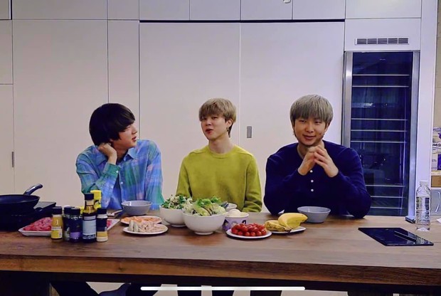 Jin (BTS) suýt lên cơn đau tim khi vừa tắm xong, lý do đưa ra khiến ai cũng choáng! - Ảnh 3. Jin (BTS) suýt lên cơn đau tim khi vừa tắm xong, lý do đưa ra khiến ai cũng choáng! - Ảnh 3.
