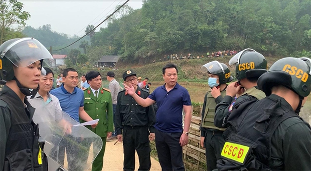 Giết bé gái 5 tuổi rồi cố thủ trong nhà - Ảnh 3. Giết bé gái 5 tuổi rồi cố thủ trong nhà - Ảnh 3.