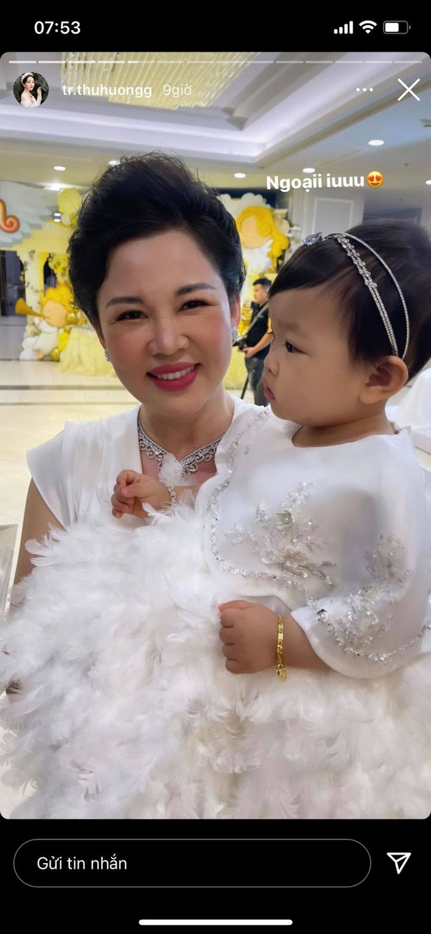 Cô dâu 200 cây vàng ở Nam Định tổ chức sinh nhật hoành tráng cho con gái nhưng nhan sắc đỉnh cao của bà ngoại mới đáng chú ý hơn cả - Ảnh 4.