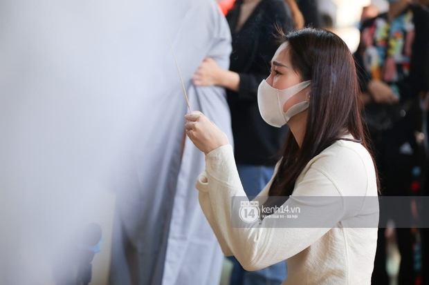 Lễ tưởng niệm phù thuỷ trang điểm Minh Lộc: Mẹ ruột nén đau thương, Đặng Thu Thảo - Lý Nhã Kỳ nức nở, vợ chồng Nhã Phương lặng lẽ lến viếng! - Ảnh 9.