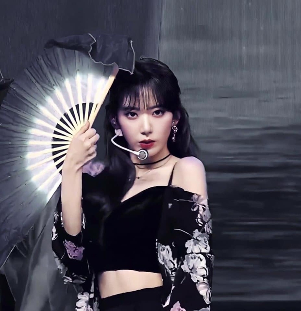 Thành viên IZ*ONE rộ tin được Big Hit chiêu mộ đang gây bão nhờ visual, thần thái đỉnh cao trong concert của nhóm! - Ảnh 6. Thành viên IZ*ONE rộ tin được Big Hit chiêu mộ đang gây bão nhờ visual, thần thái đỉnh cao trong concert của nhóm! - Ảnh 6.