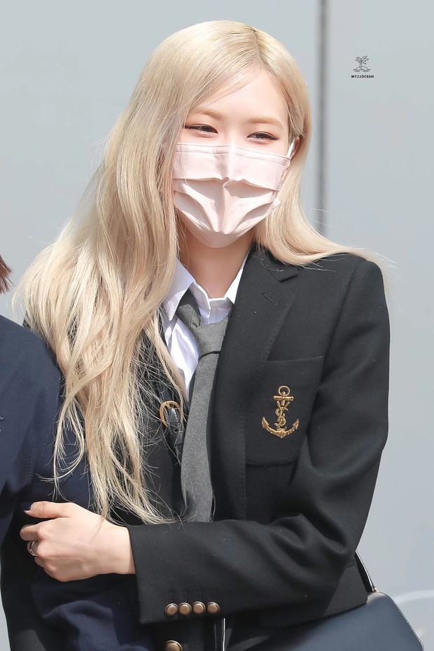 Mấy ai diện đồng phục đến trường sang chảnh như Rosé, giá nguyên bộ cao hơn học phí đại học chứ đâu có nhiều - Ảnh 3.