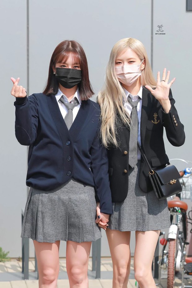 Mấy ai diện đồng phục đến trường sang chảnh như Rosé, giá nguyên bộ cao hơn học phí đại học chứ đâu có nhiều - Ảnh 2.