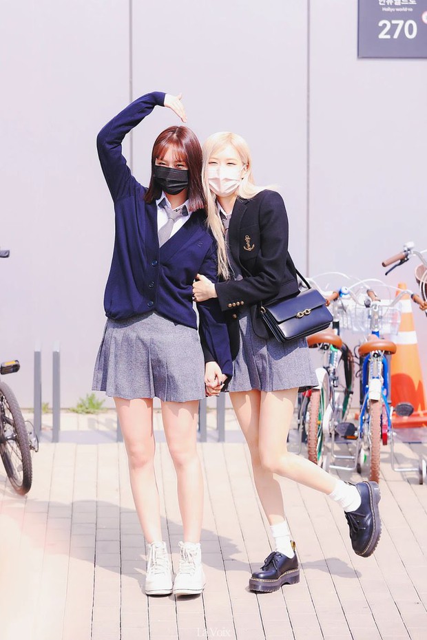Mấy ai diện đồng phục đến trường sang chảnh như Rosé, giá nguyên bộ cao hơn học phí đại học chứ đâu có nhiều - Ảnh 4.