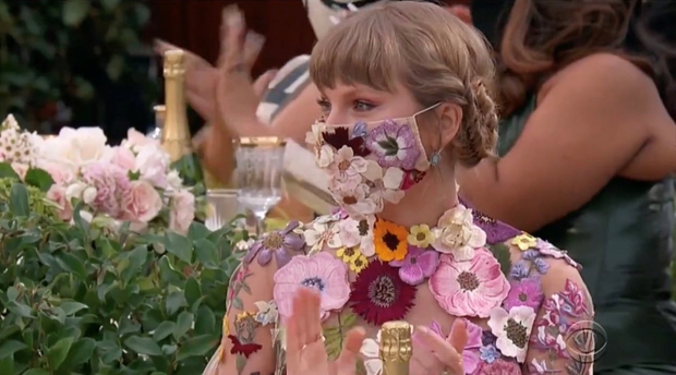 Taylor Swift ôm cả chợ hoa đến Grammy, kết quả: Lúc đi hết mình, lúc về... rách nách! - Ảnh 4. Taylor Swift ôm cả chợ hoa đến Grammy, kết quả: Lúc đi hết mình, lúc về... rách nách! - Ảnh 4.