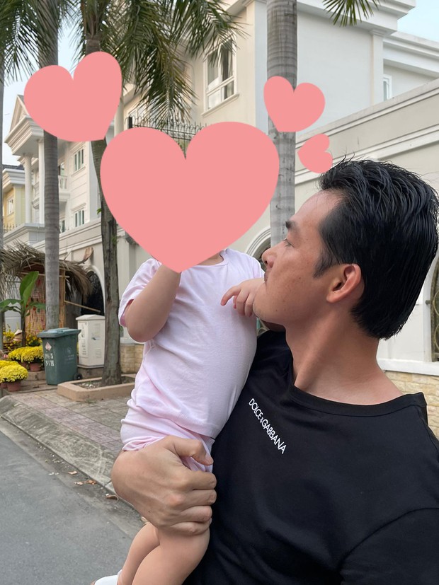 Con gái Quách Ngọc Ngoan và Phượng Chanel mê xem phim ba đóng, gia đình kiên quyết giấu mặt tới cùng để bảo vệ sự riêng tư - Ảnh 6. Con gái Quách Ngọc Ngoan và Phượng Chanel mê xem phim ba đóng, gia đình kiên quyết giấu mặt tới cùng để bảo vệ sự riêng tư - Ảnh 6.