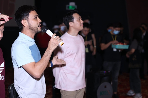 Trấn Thành được dân mạng khuyên cẩn thận vì bạn thân có mặt tiểu nhân, phản ứng của Hari Won khiến ai nấy đều sốc - Ảnh 1.