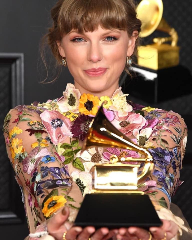 Ngoài vụ váy 200 triệu rách nách của Taylor Swift, showbiz cũng chẳng thiếu mấy pha tai nạn trang phục như thế! - Ảnh 1.