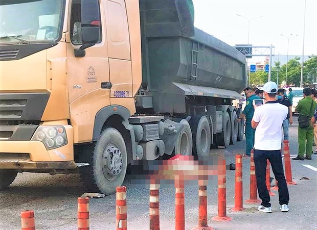 Chạy xe máy vào làn đường ô tô, người đàn ông bị xe ben tông chết thảm - Ảnh 5. Chạy xe máy vào làn đường ô tô, người đàn ông bị xe ben tông chết thảm - Ảnh 5.