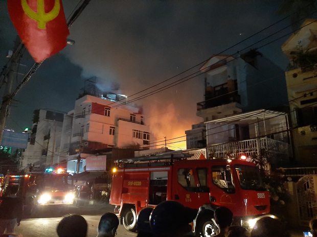 TP.HCM: Cửa hàng đồ cũ cháy đỏ rực, người dân hoảng sợ tháo chạy thoát thân - Ảnh 2. TP.HCM: Cửa hàng đồ cũ cháy đỏ rực, người dân hoảng sợ tháo chạy thoát thân - Ảnh 2.