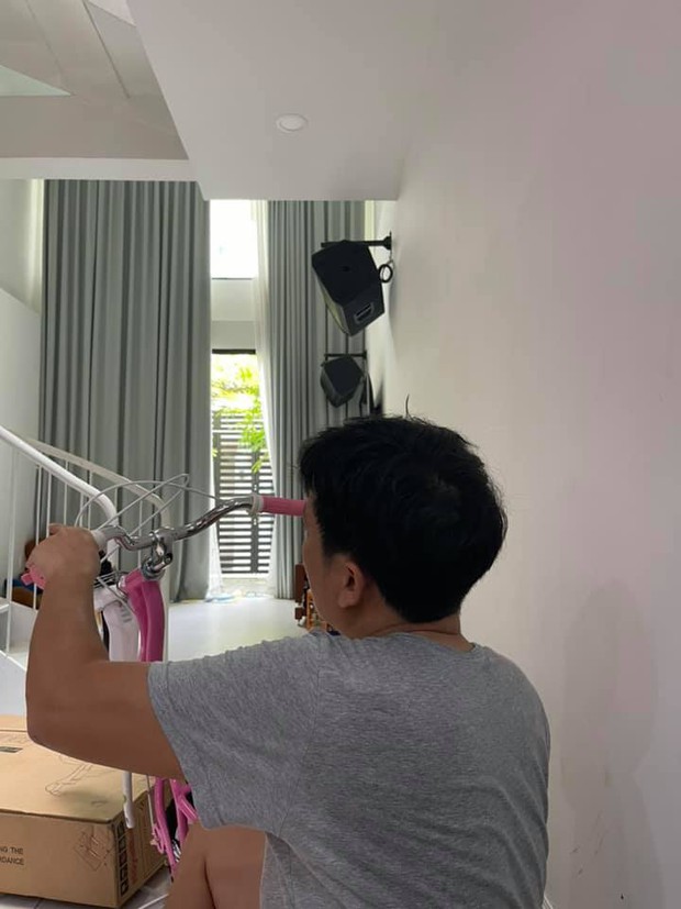 Valentine trắng, Nhã Phương âm mưu tặng quà troll: Trường Giang tức tưởi lườm vợ, con gái hưởng lợi nhất nhà - Ảnh 3. Valentine trắng, Nhã Phương âm mưu tặng quà troll: Trường Giang tức tưởi lườm vợ, con gái hưởng lợi nhất nhà - Ảnh 3.