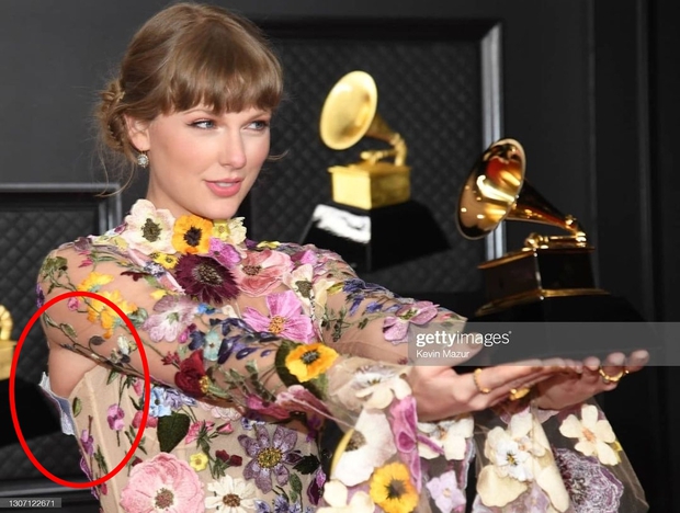 Taylor Swift ôm cả chợ hoa đến Grammy, kết quả: Lúc đi hết mình, lúc về... rách nách! - Ảnh 5. Taylor Swift ôm cả chợ hoa đến Grammy, kết quả: Lúc đi hết mình, lúc về... rách nách! - Ảnh 5.